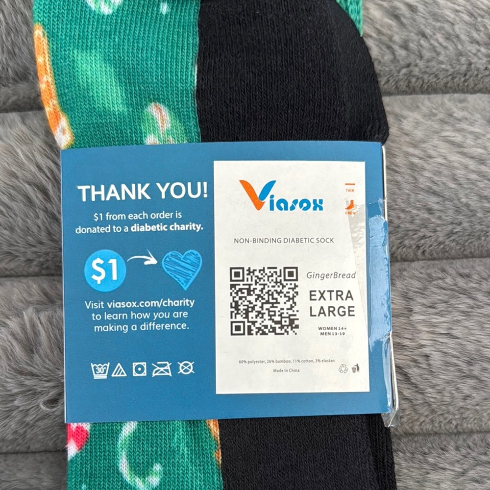 Viasox Diabetic Non Binding Casual Socks with Christmas Patterns - Picture 3 of 4